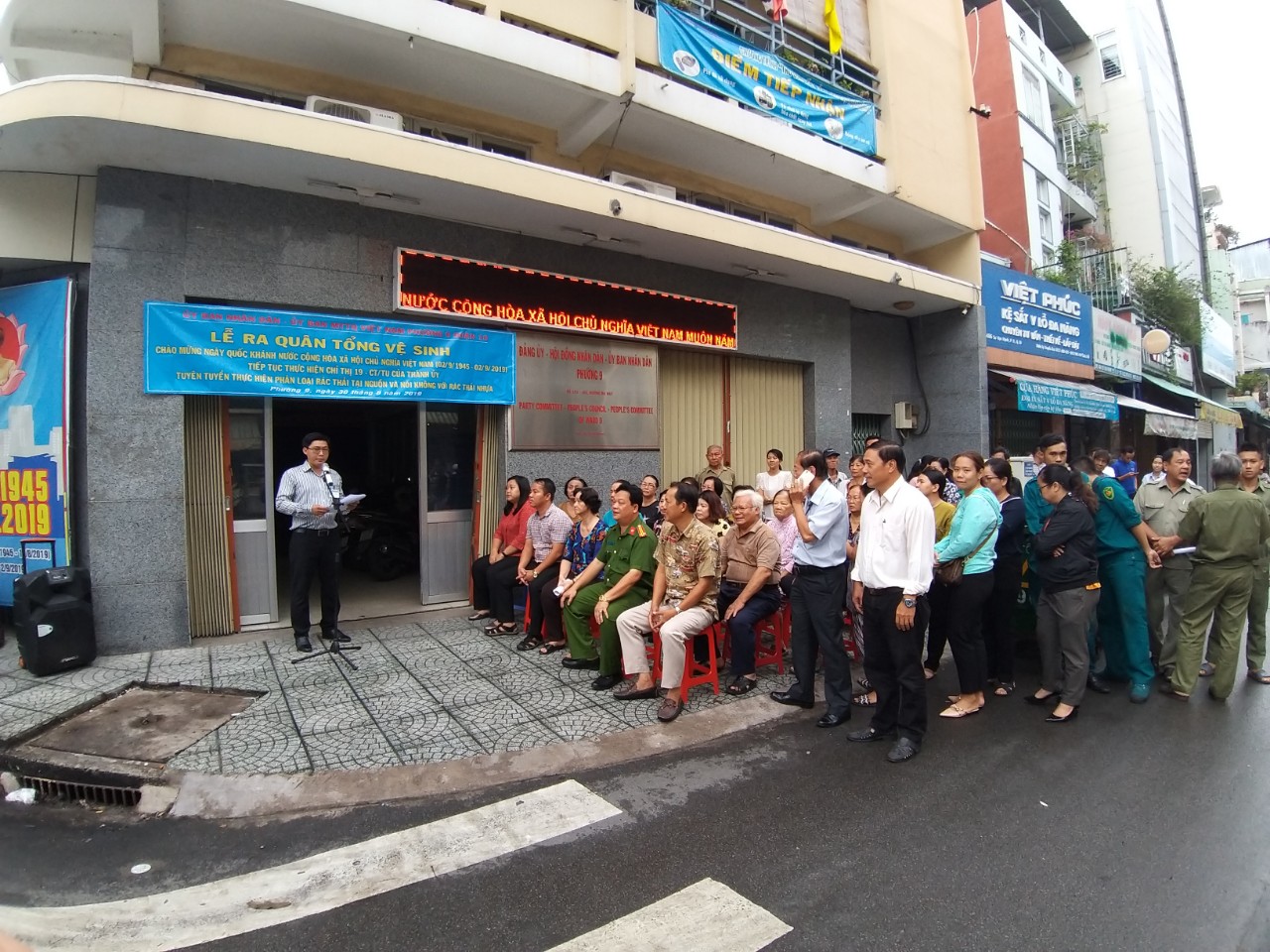Image: TỔ CHỨC RA QUÂN TỔNG VỆ SINH 15 PHÚT “VÌ THÀNH PHỐ  VĂN MINH” VÀ TIẾP TỤC TUYÊN TRUYỀN HƯỞNG ỨNG THỰC HIỆN  CHỈ THỊ 19 - CT/TU CỦA THÀNH ỦY