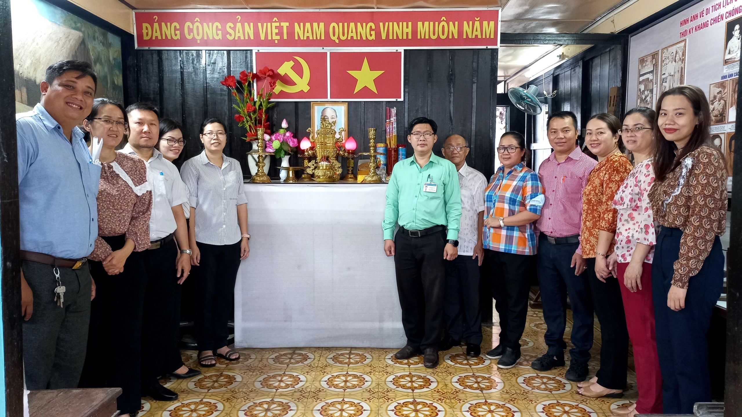 Image: Phường 9 tổ chức chào cờ, viếng và sinh hoạt truyền thống tại di tích Hầm B 