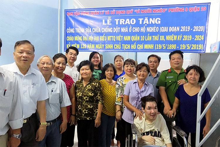 Image: Phường 9 đã tổ chức Lễ trao tặng công trình sửa chữa chống dột nhà ở cho hộ bà Huỳnh Thị Túc (thuộc diện hộ nghèo giai đoàn 2019 - 2020)