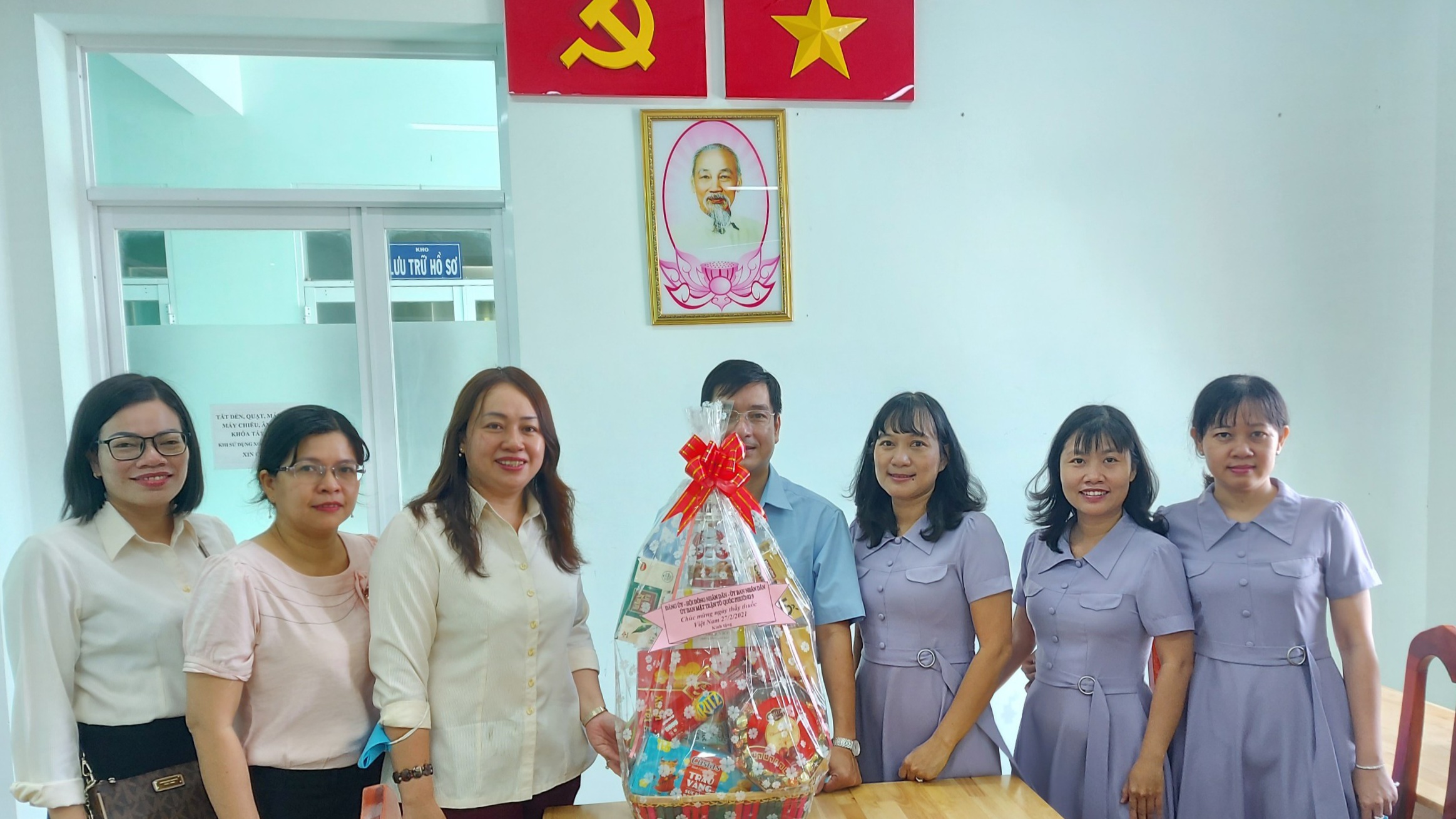 Image: Lãnh đạo Phường 9 Quận 10 thăm các cơ sở y tế nhân Ngày Thầy thuốc Việt Nam 27/2