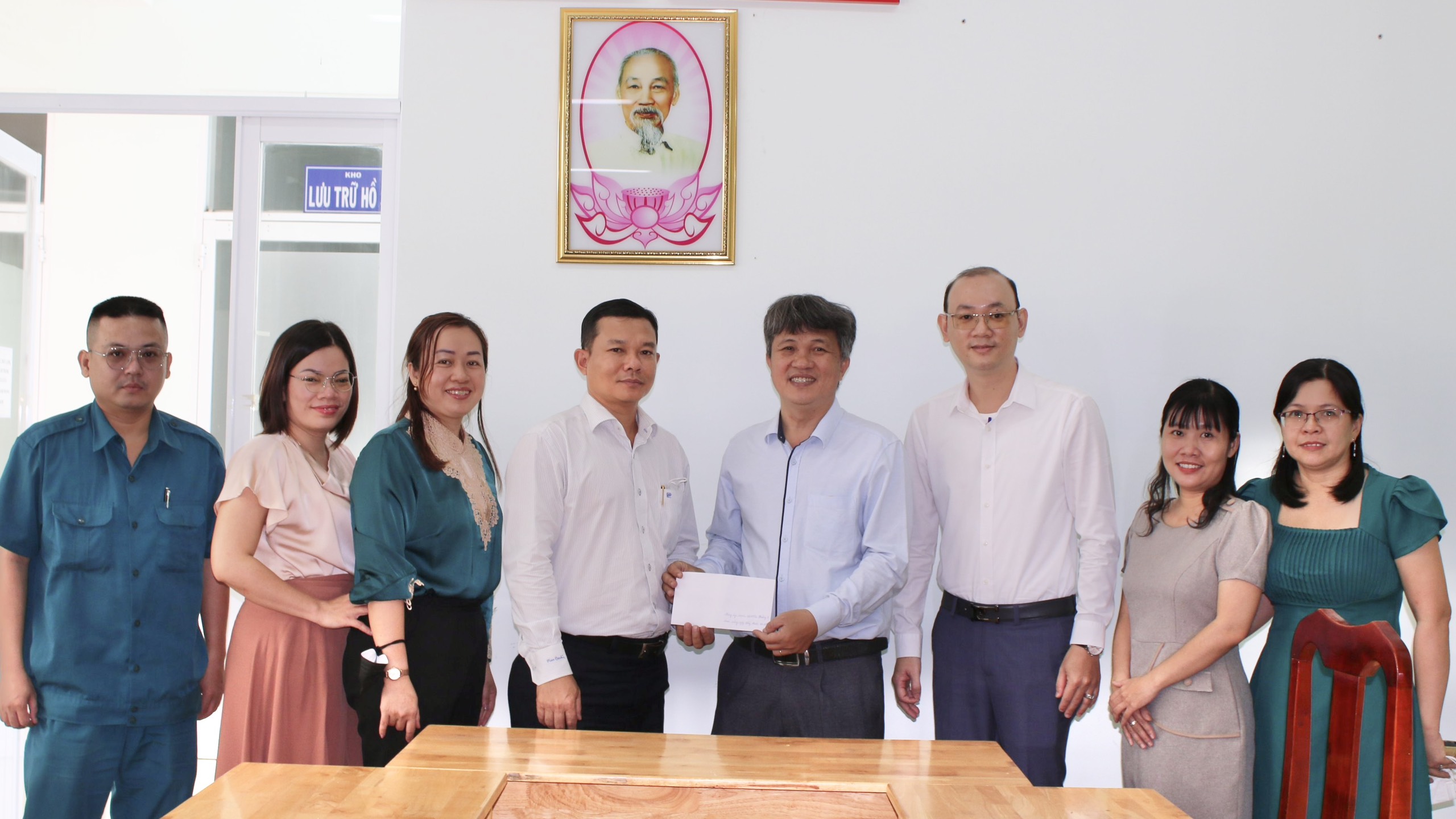 Image: Lãnh đạo Phường 9 Quận 10 thăm các cơ sở y tế  nhân Ngày Thầy thuốc Việt Nam 27/2