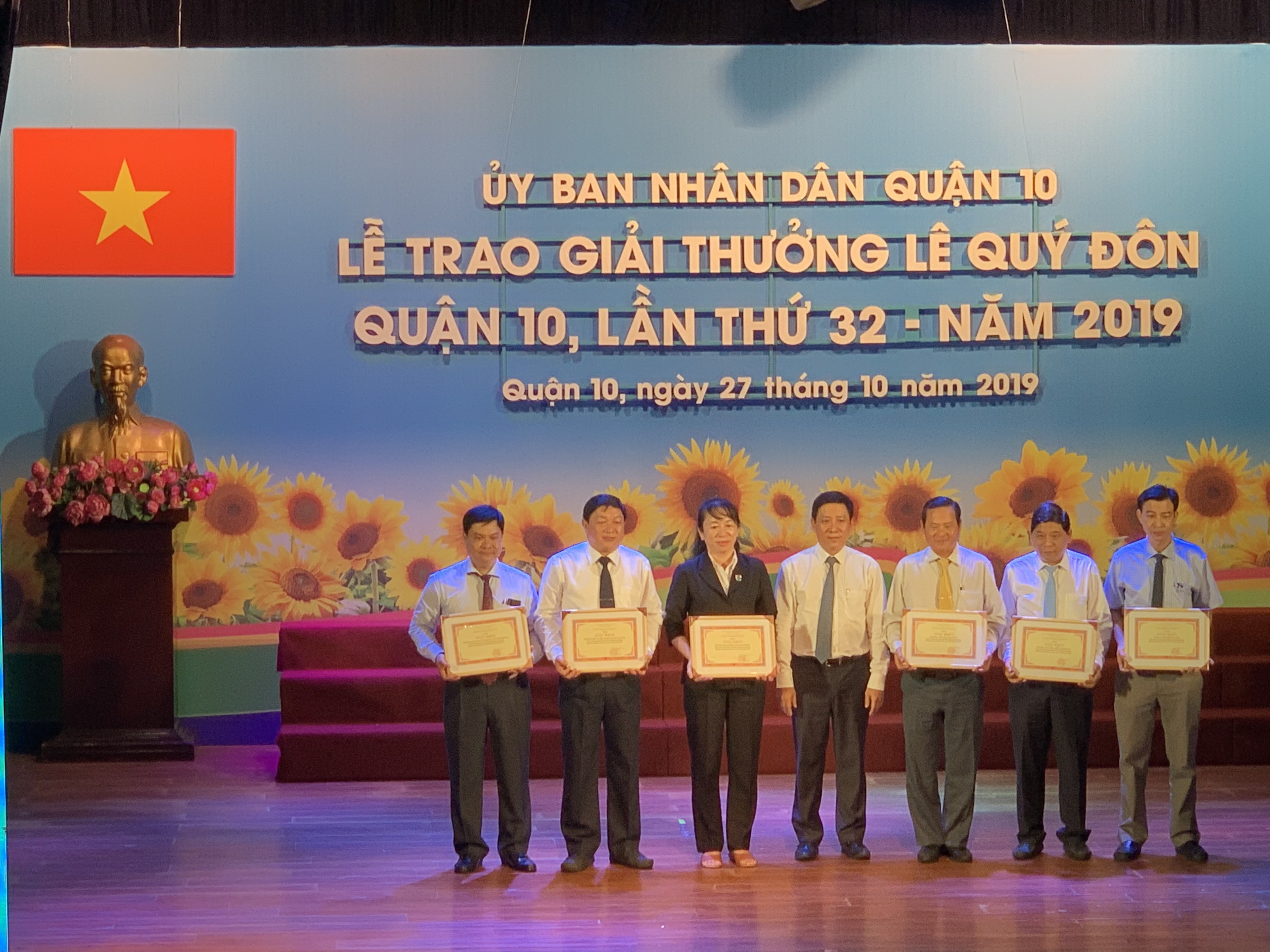 Image: QUẬN 10 TRAO GIẢI THƯỞNG LÊ QUÝ ĐÔN LẦN THỨ 32 – NĂM 2019 TRƯỜNG TIỂU HỌC NHẬT TẢO (PHƯỜNG 9)  ĐƯỢC NHẬN GIẤY KHEN CỦA UBND QUẬN 10