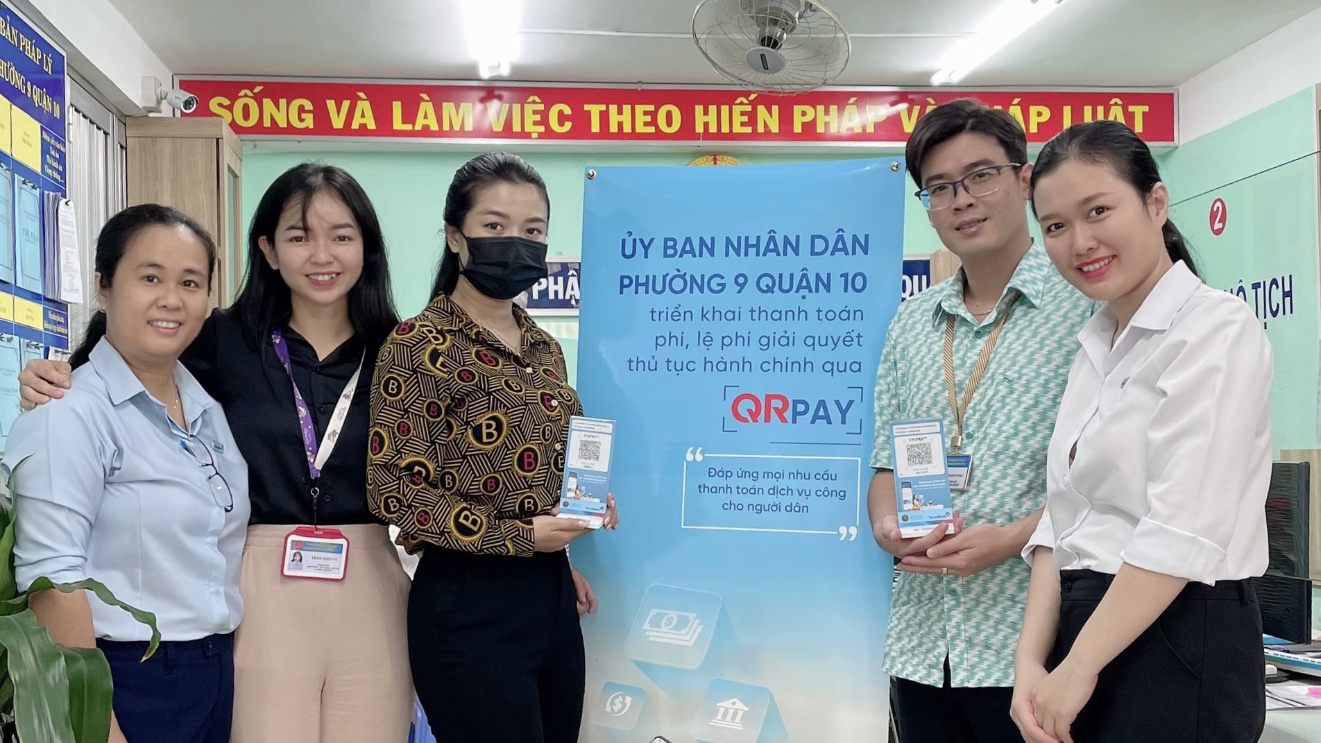 Image: Ủy ban nhân dân Phường 9 triển khai áp dụng dịch vụ thanh toán phí, lệ phí không dùng tiền mặt tại Bộ phận tiếp nhận và trả kết quả.