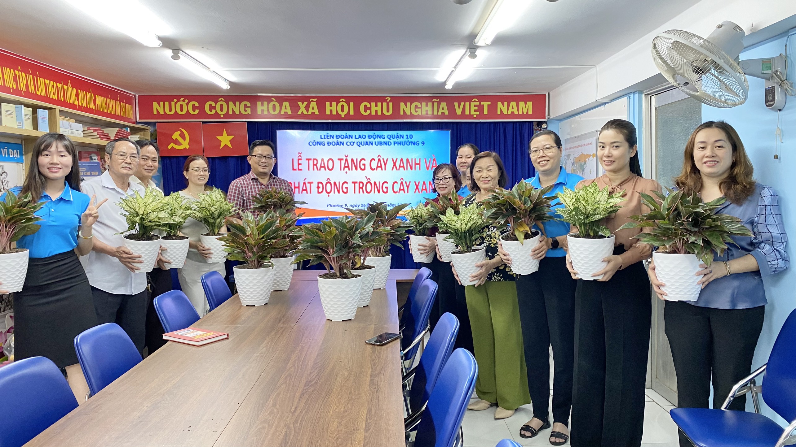 Image: MỖi CÔNG ĐOÀN VIÊN PHƯỜNG 9 TRỒNG 1 CÂY XANH ĐỂ CƠ QUAN XANH ĐẸP HƠN . 